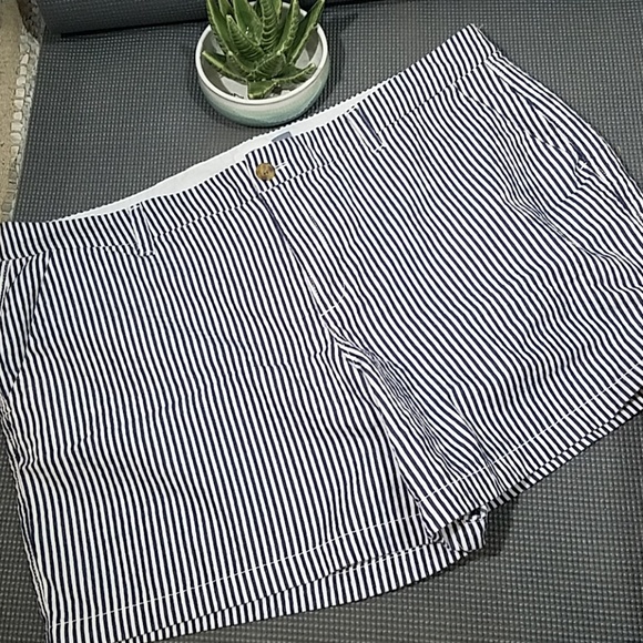 Old Navy Pants - 5/$25 Old Navy Seersucker 15" Cotton Shorts